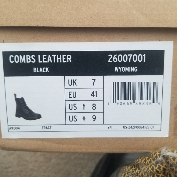 NIB Dr. Martens Combs Leather Boots L9/ M8 - Picture 2 of 6